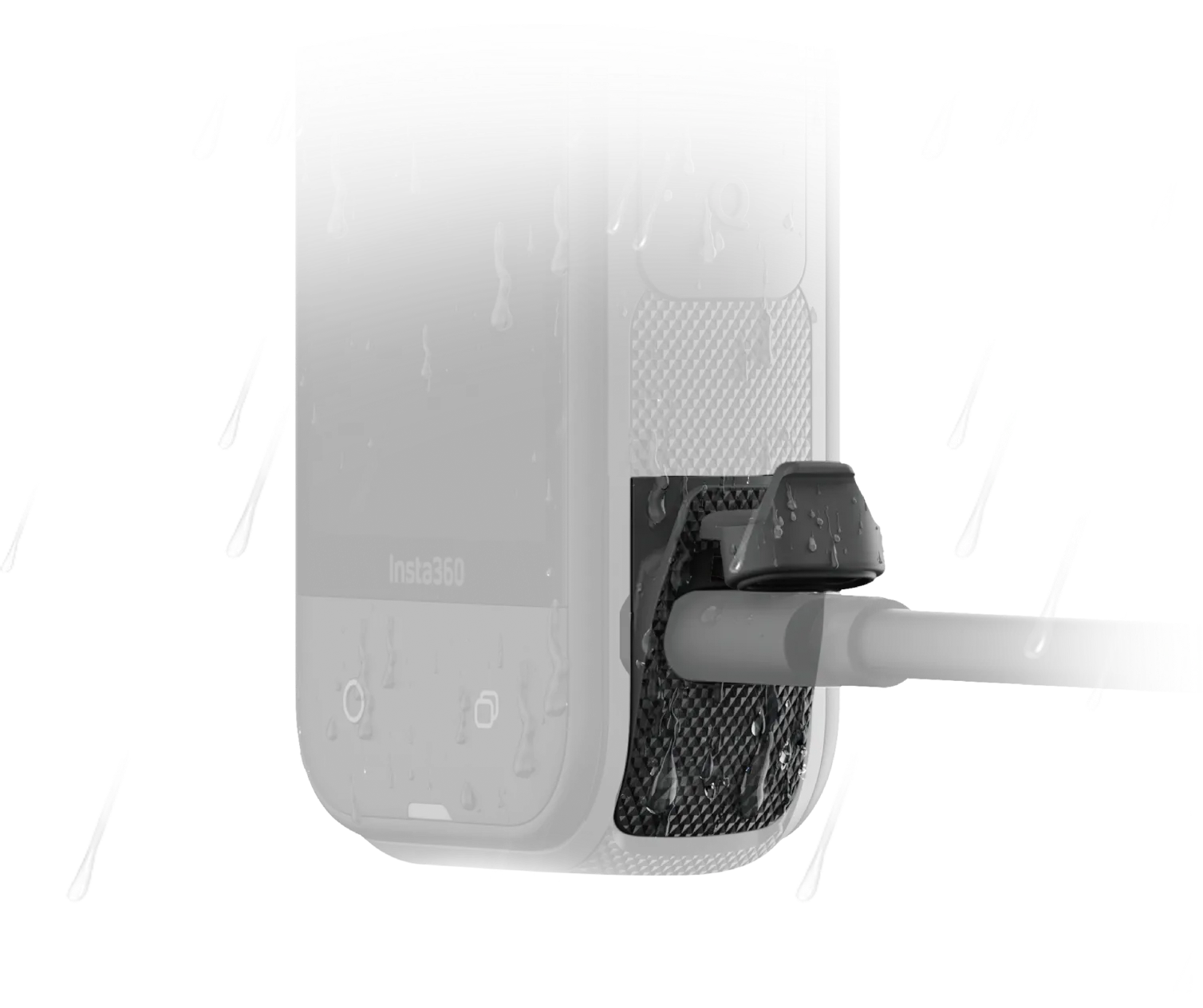 Insta360 Kamera mit Wassertropfen. Ein Ladekabel ist an der Kamera angeschlossen.