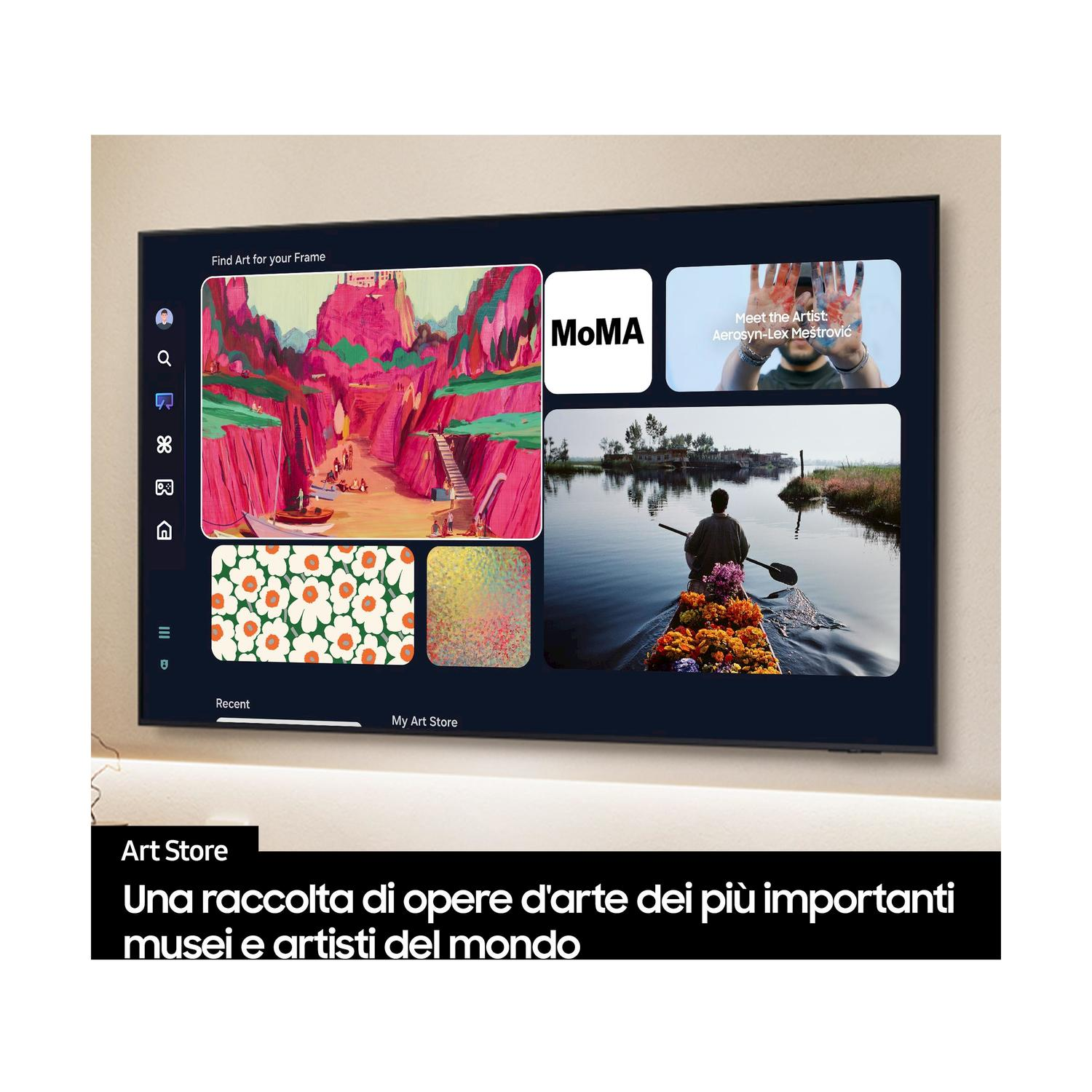 Uno schermo TV Samsung che mostra l'arte del MoMA. Sotto, testo sul negozio d'arte in italiano.