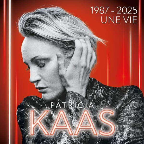Albumcover mit Patricia Kaas, blonde Frau, roter und schwarzer Hintergrund, Text auf Französisch.