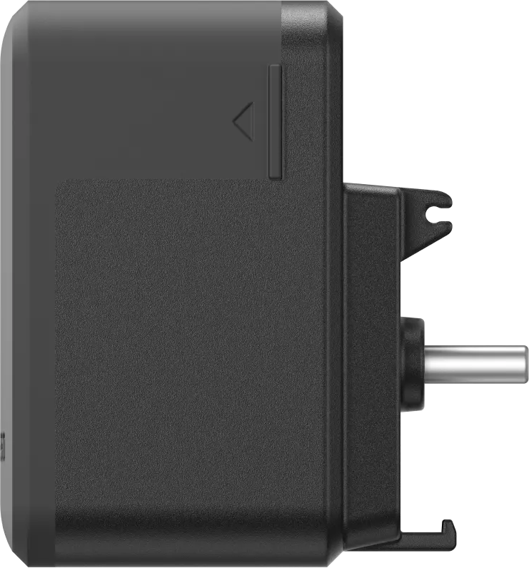 Ein schwarzer Adapter, Seitenansicht, mit einem silbernen Stecker. Er hat eine strukturierte Oberfläche und einen kleinen Pfeil, der auf einen Schlitz hinweist.
