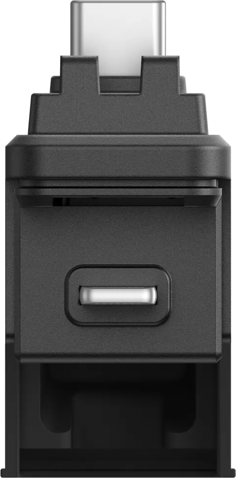 Nahaufnahme eines schwarzen USB-Adapters mit einem silbernen USB-C-Anschluss oben und einem USB-A-Anschluss unten.