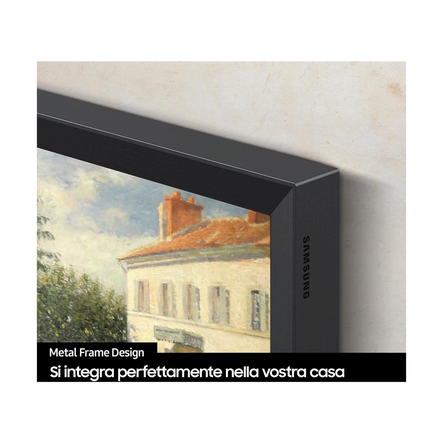 Primo piano della cornice nera di una TV, con un dipinto sullo schermo. Il testo dice Design con Cornice in Metallo.