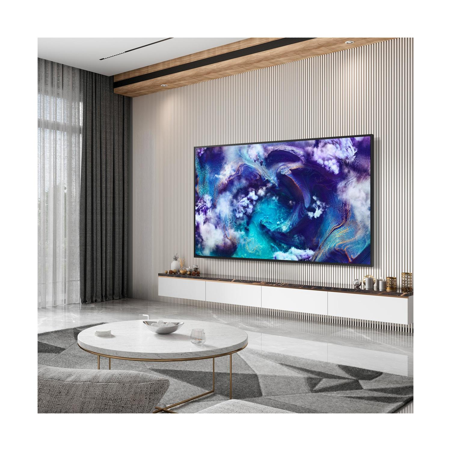 TV a parete, arte astratta sullo schermo, soggiorno moderno.