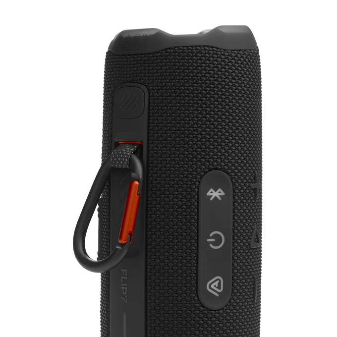 Altavoz JBL negro con botones y mosquetón.