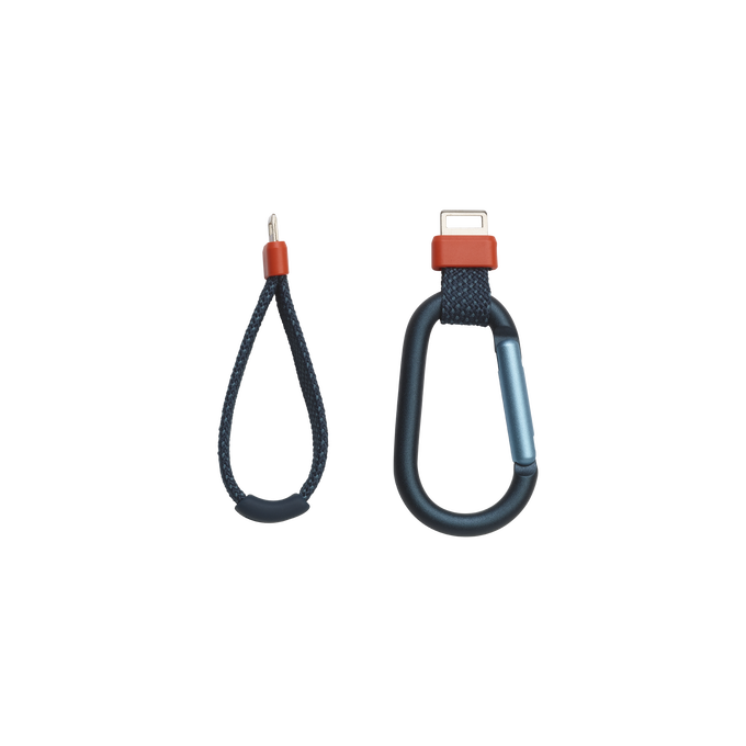 Dos cables de carga para teléfono estilo mosquetón. Uno es un bucle, el otro es un mosquetón. Ambos tienen detalles naranjas y cuerda azul oscuro.