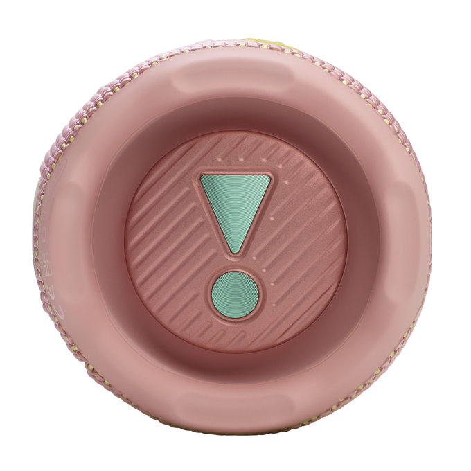 Primer plano de un altavoz rosa con un signo de exclamación verde. El altavoz tiene un borde tejido.