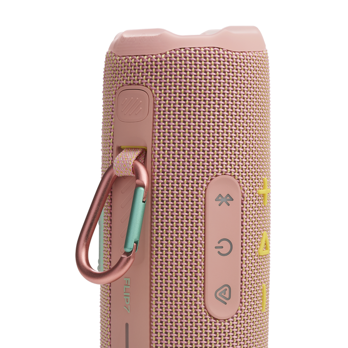 Altavoz rosa y amarillo con patrón, mosquetón, botones laterales.