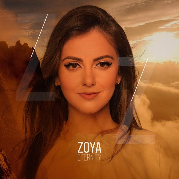 Frau mit braunen Haaren und Make-up. Hintergrund: Sonnenuntergang, Wolken. Text: Zoya Eternity. Farben: orange, gelb.