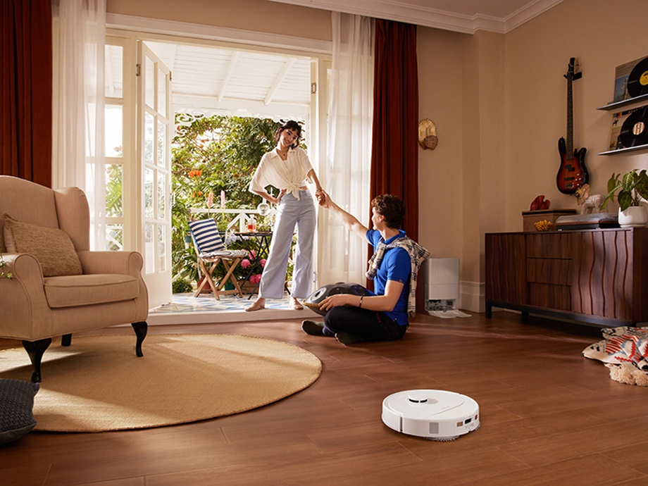 Czarna kuchenka mikrofalowa z przyciskami, wyświetlaczem i uchwytem.