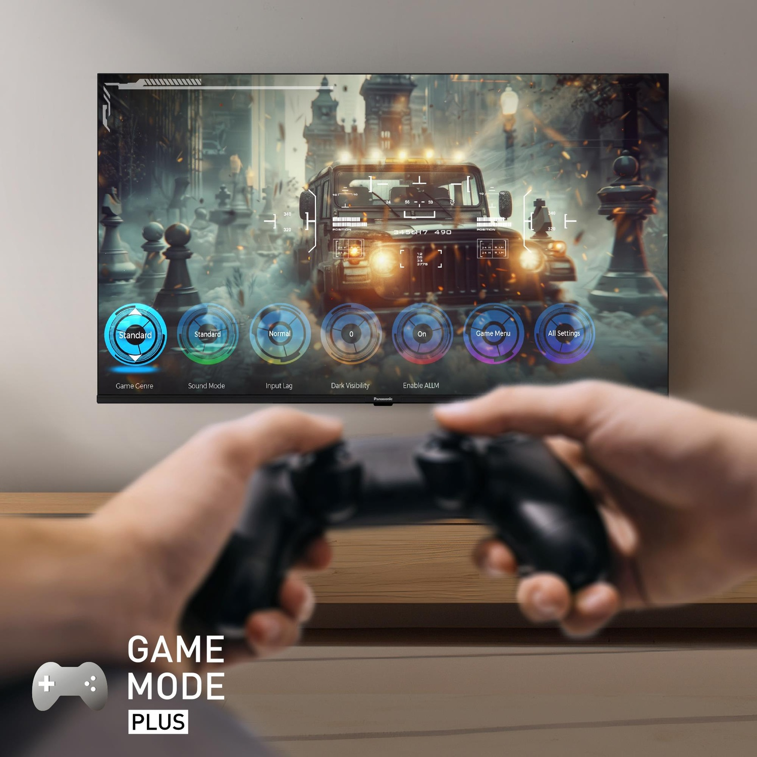 Persona che tiene un controller di fronte a una TV con un'interfaccia di gioco. Testo: Game Mode Plus.