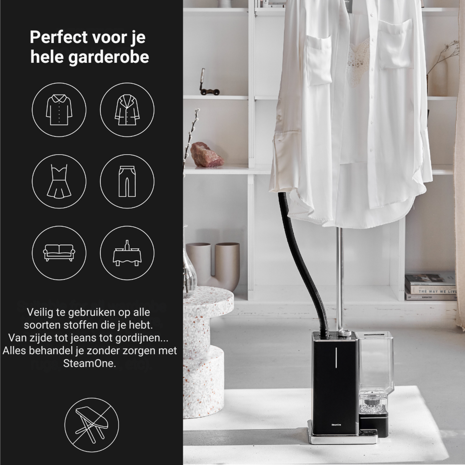 Een wit overhemd hangt aan een steamer. De achtergrond heeft planken en decoratieve items. Tekst en logo's zijn ook zichtbaar.