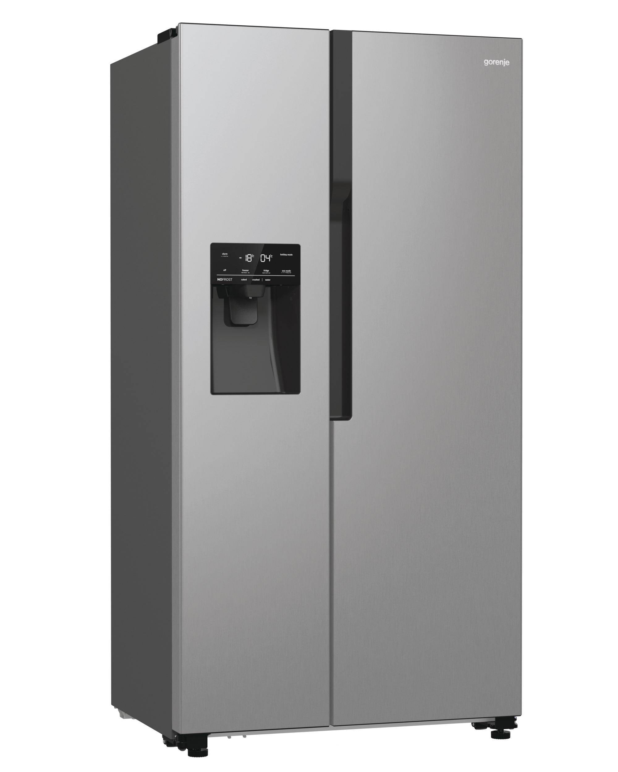 Ein silberner Gorenje Side-by-Side-Kühlschrank mit einem Spender an der linken Tür. Das Display zeigt die Temperatur.