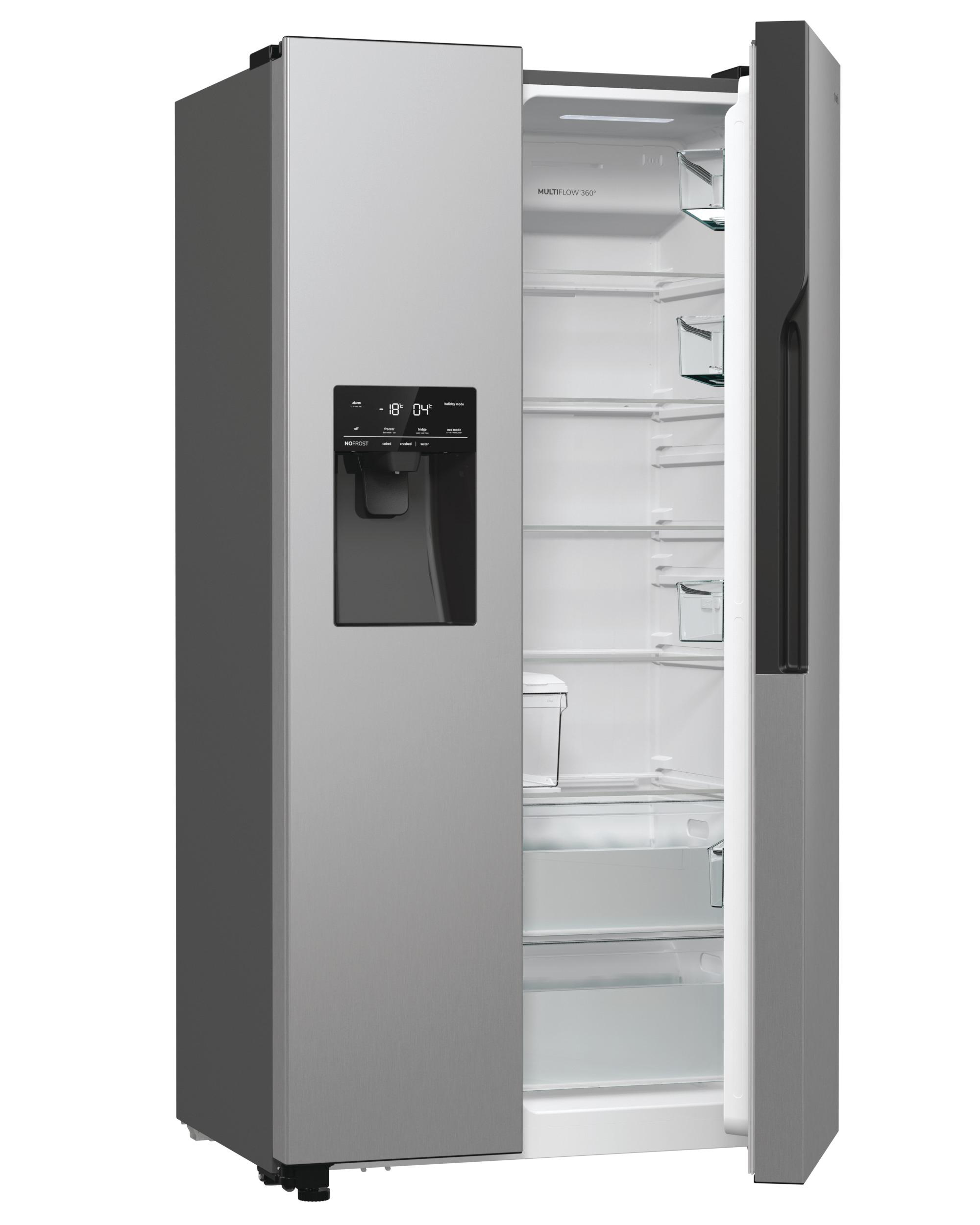 Silberner Kühlschrank mit geöffneten Türen. Innere Regale sind sichtbar. Digitalanzeige an der Tür.