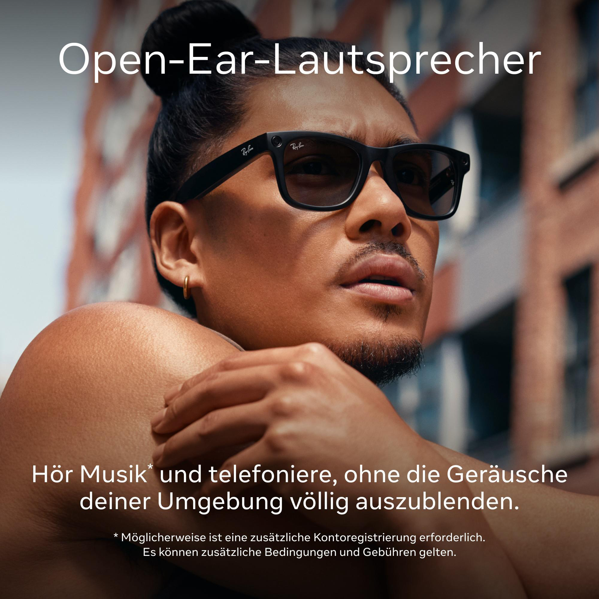 Mann mit Sonnenbrille und Dutt trägt Open-Ear-Kopfhörer. Urbaner Hintergrund. Text steht oben und unten.