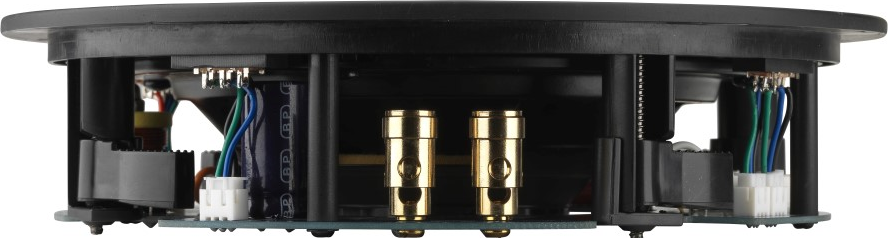 Le dessous d'un appareil électronique noir. Il possède deux prises dorées et d'autres composants.