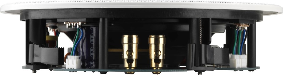 Gros plan de l'arrière d'un haut-parleur. Le haut-parleur est blanc avec un intérieur noir.