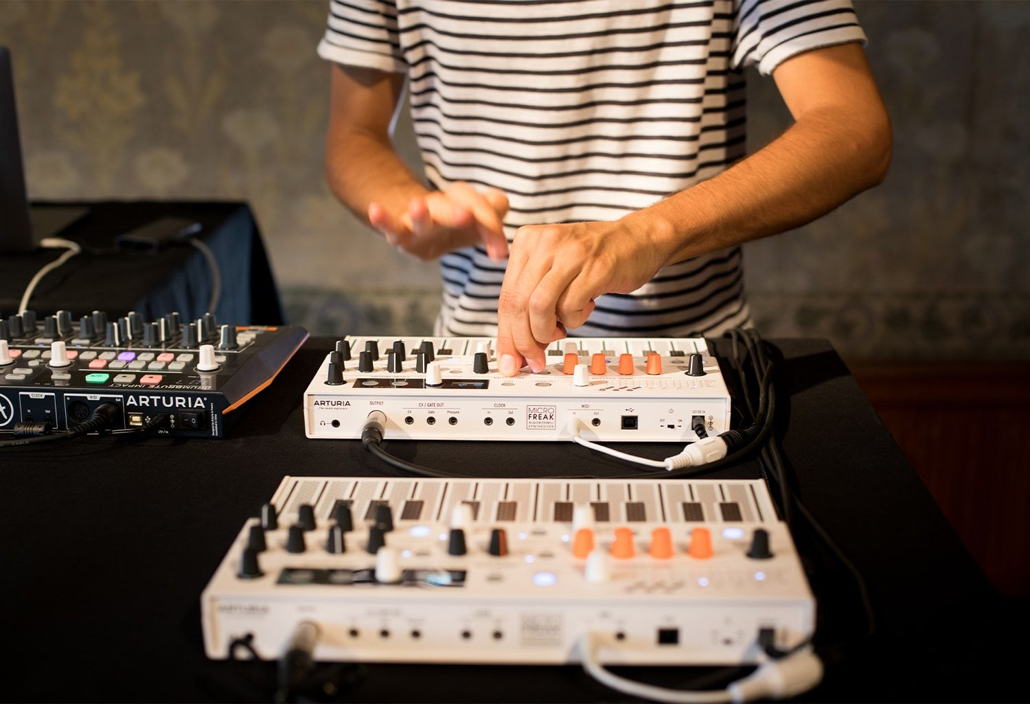 Personne utilise une table de mixage blanche et orange. Table noire.