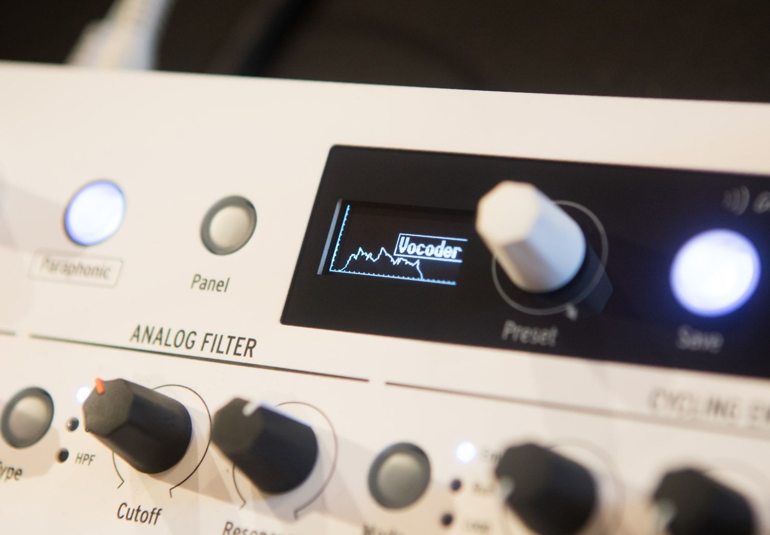 Gros plan sur un appareil audio blanc affichant un écran LCD avec Vocoder affiché.