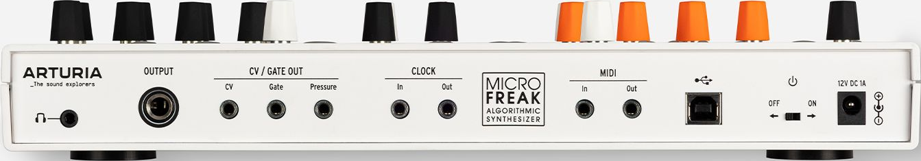 Le panneau arrière d'un synthétiseur blanc avec des prises, des boutons et la marque 'Arturia'.