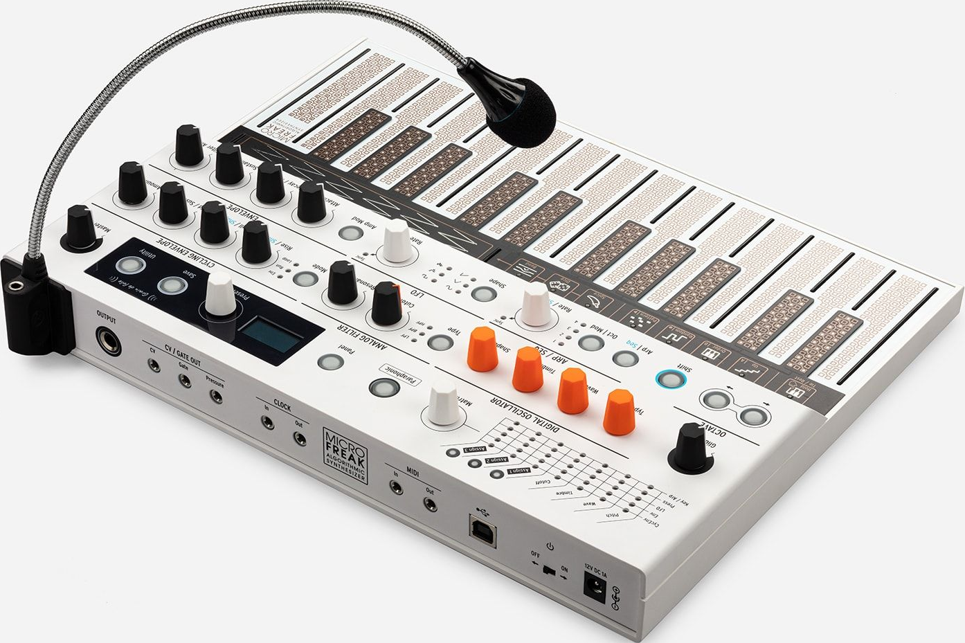 Un synthétiseur blanc et noir avec des touches et divers boutons.