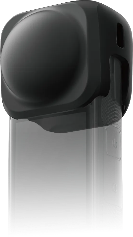 Schwarze Kamera mit Schutzhülle vor schwarzem Hintergrund.