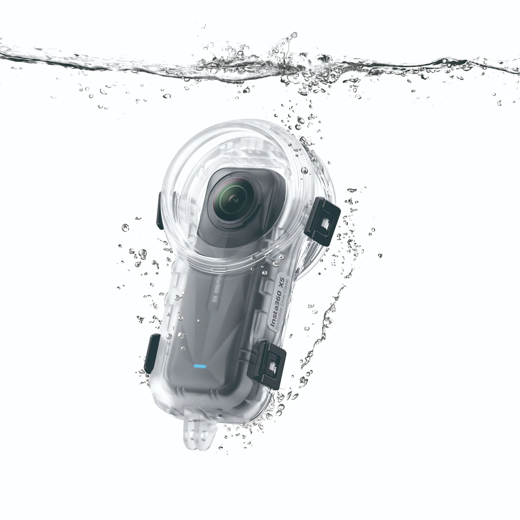 Une caméra noire et grise dans un boîtier étanche transparent est immergée dans l'eau avec des bulles.