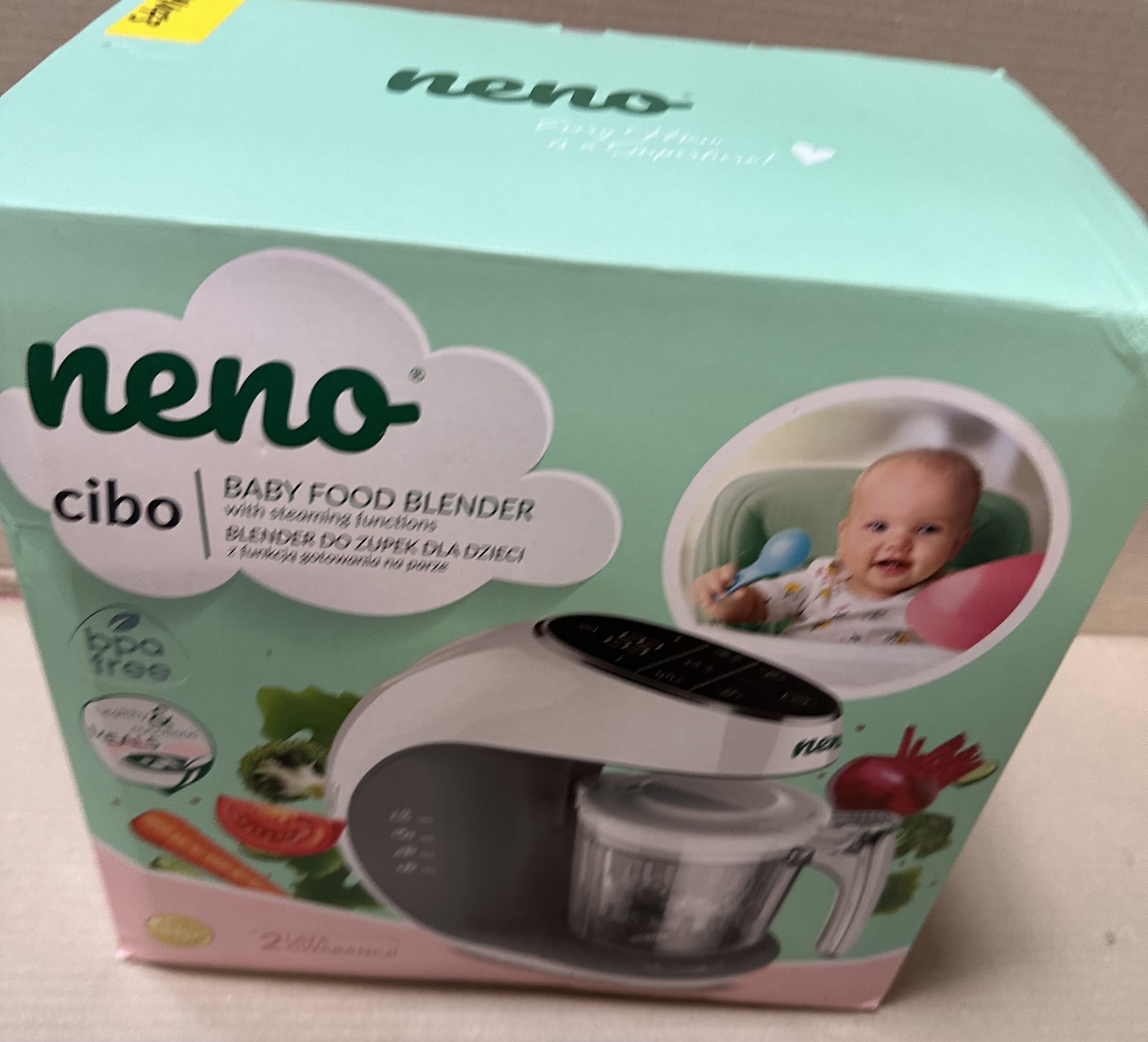 Pudełko blendera do żywności dla niemowląt. Pokazano dziecko i blender.