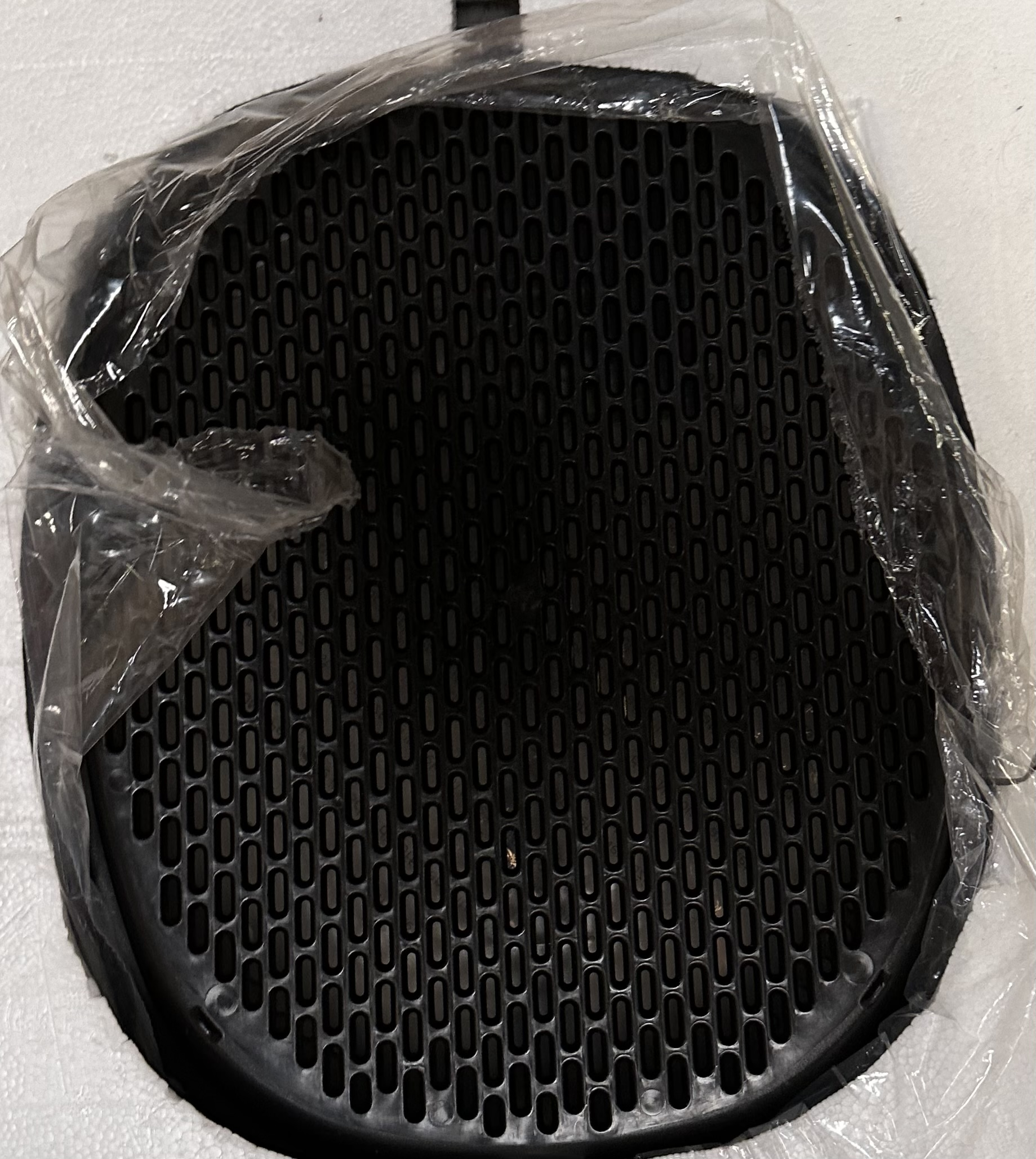 Czarny kosz do frytownicy w plastikowym opakowaniu.