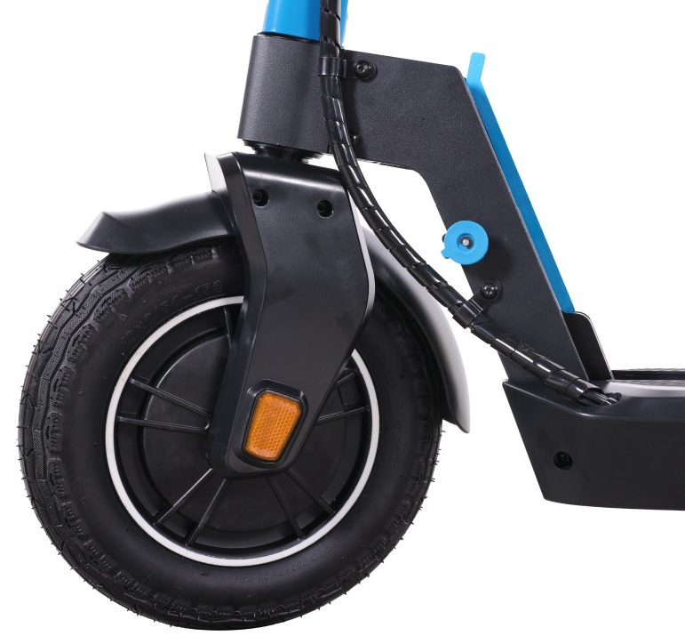 Zbliżenie przedniego koła hulajnogi elektrycznej, czarne, z pomarańczowym odblaskiem.