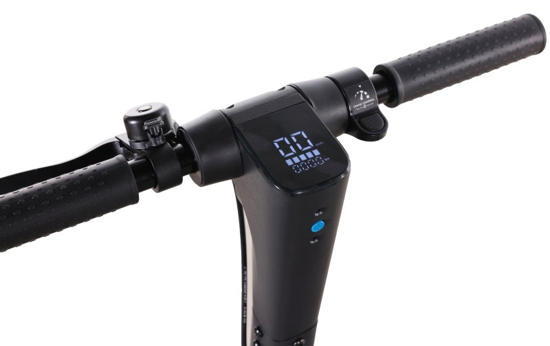 Czarna kierownica hulajnogi elektrycznej z wyświetlaczem prędkości i dzwonkiem.