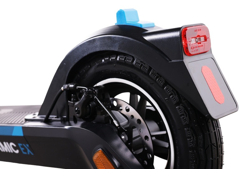 Tylne koło czarnej hulajnogi elektrycznej, zbliżenie.