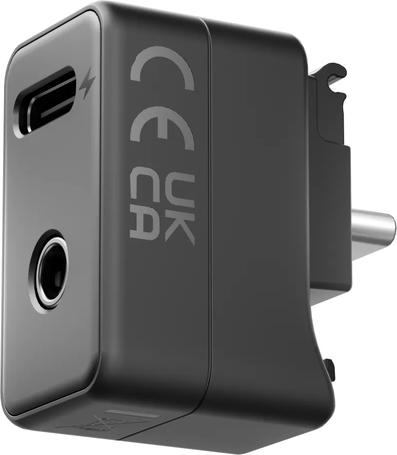 Schwarzer Netzadapter mit USB-C-Anschluss und 3-poligem Stecker, mit CE- und UKCA-Kennzeichen.
