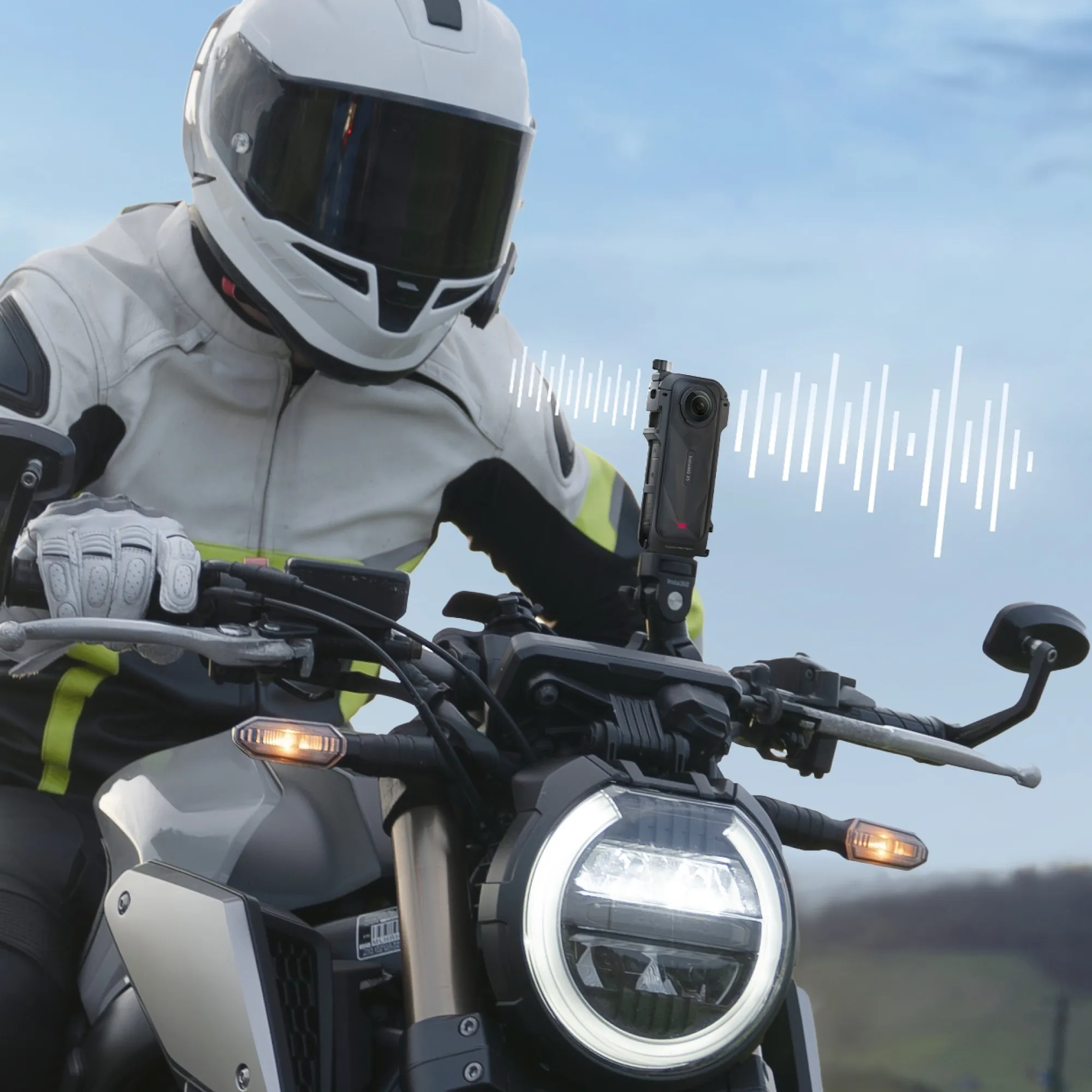 Eine Person auf einem Motorrad mit montierter 360-Grad-Kamera, Schallwellen werden angezeigt.