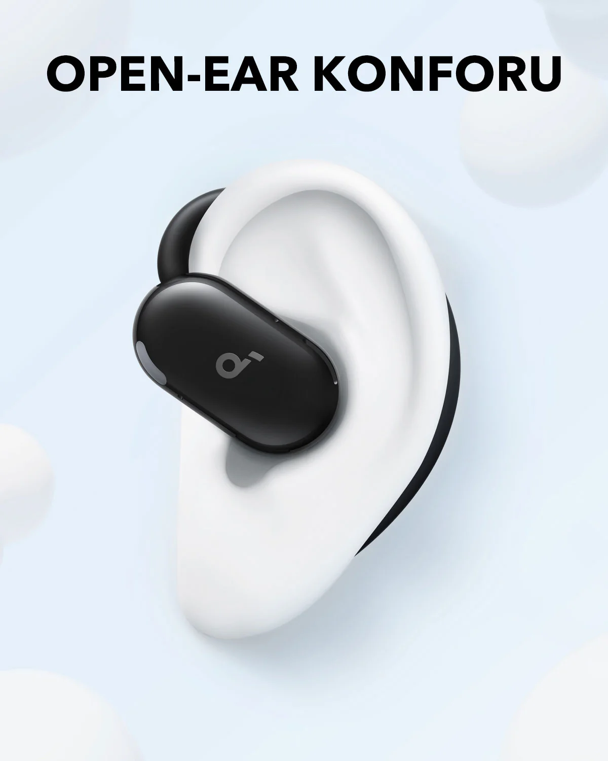 Beyaz bir kulakta siyah kulaklıklar. Metin 'OPEN-EAR KONFORU' diyor. Açık mavi arka plan, yüzen küreler.