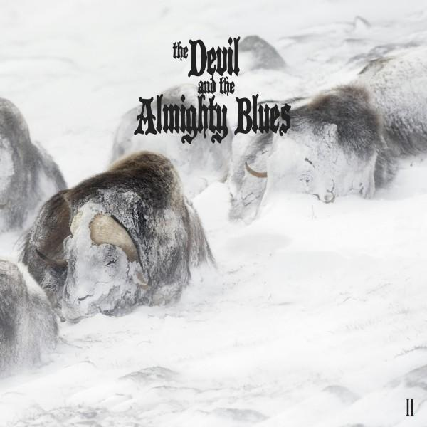 Albumcover mit dem Titel 'the Devil and the Almighty Blues'. Zwei Moschusochsen in verschneiter Landschaft.
