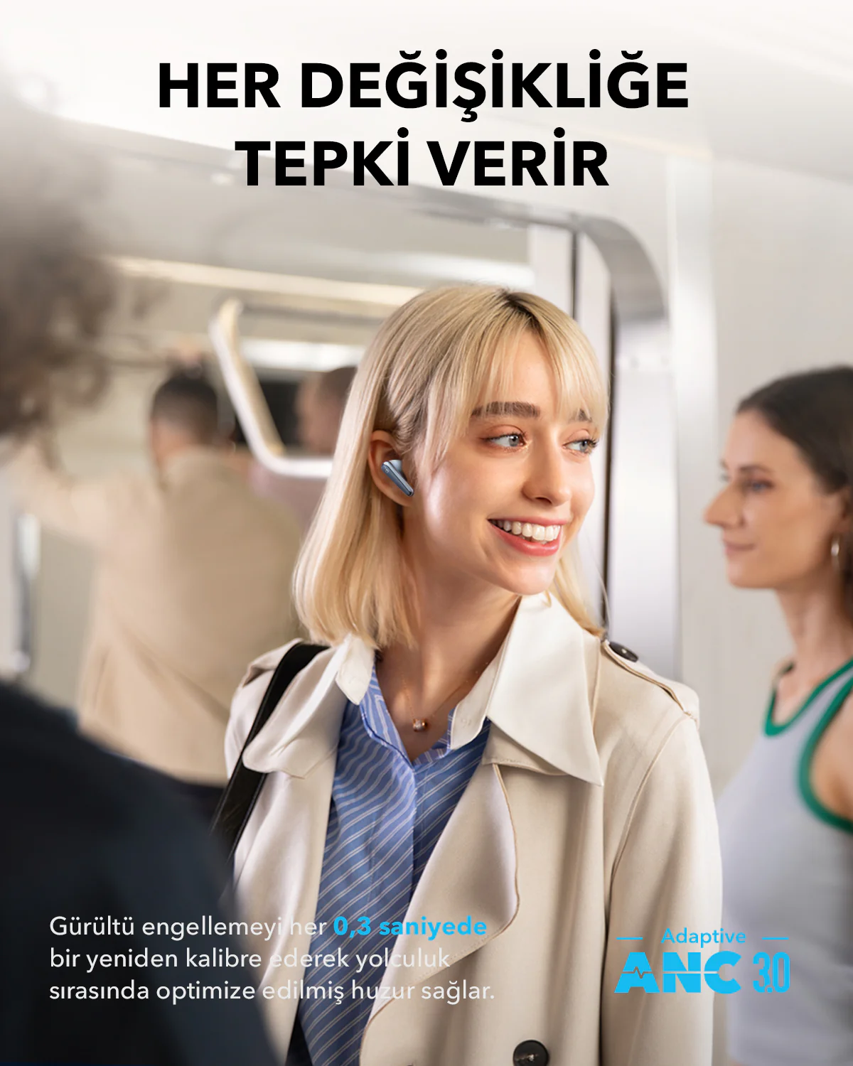 Trende kulaklık takan güler yüzlü bir kadın, Türkçe metinle.