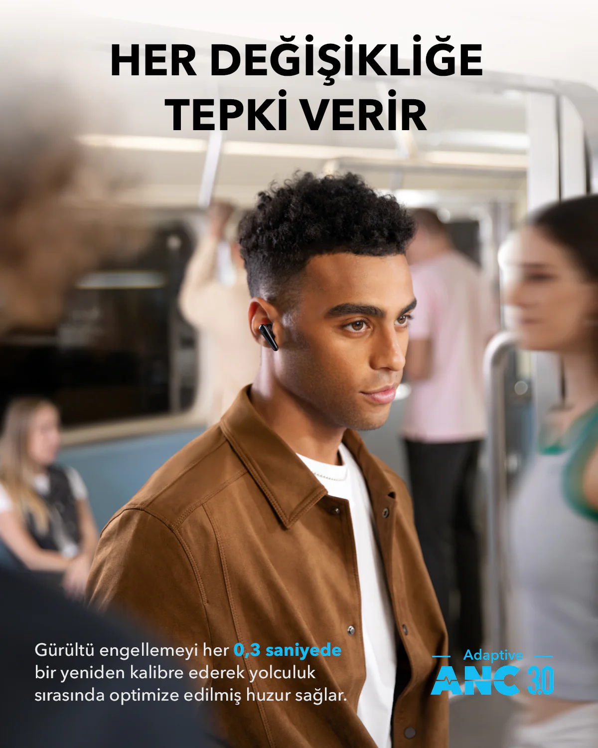 Metrodaki kulaklık takan, kahverengi ceketli adam. Metin: ANC 30. Uyarlanabilir.