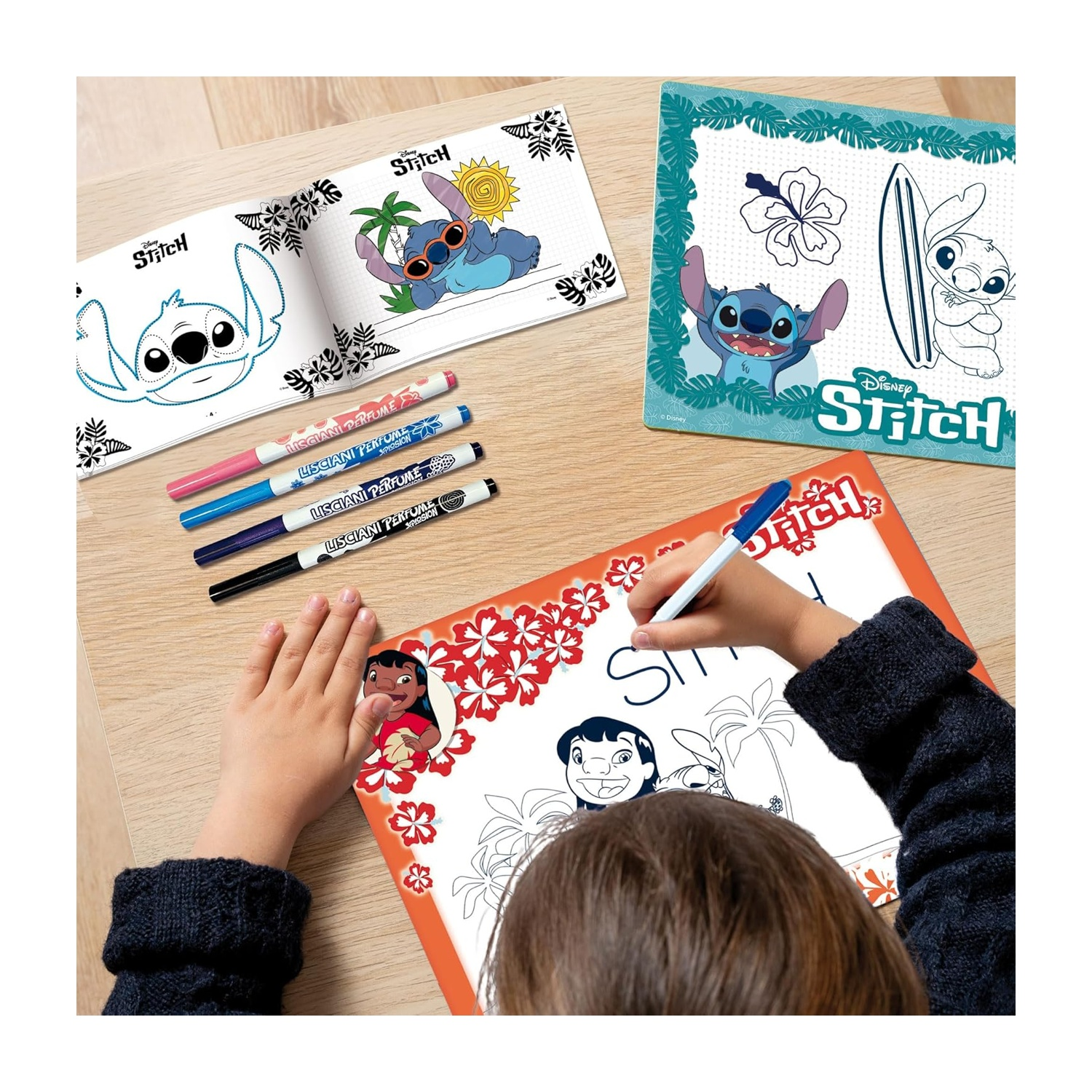 Un bambino che colora un libro da colorare a tema Stitch con pennarelli, circondato da libri.
