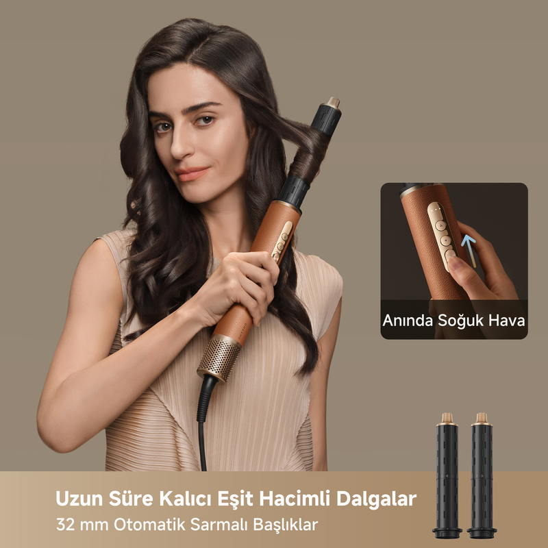 Saç şekillendirici kullanan kadın. Ek başlıklar aşağıda. Dalgalar ve hacim hakkında metin.