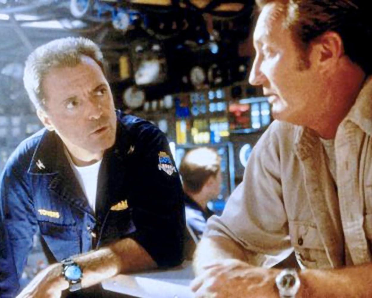 Zwei Männer in einem U-Boot, einer trägt eine blaue Uniform und eine Uhr.