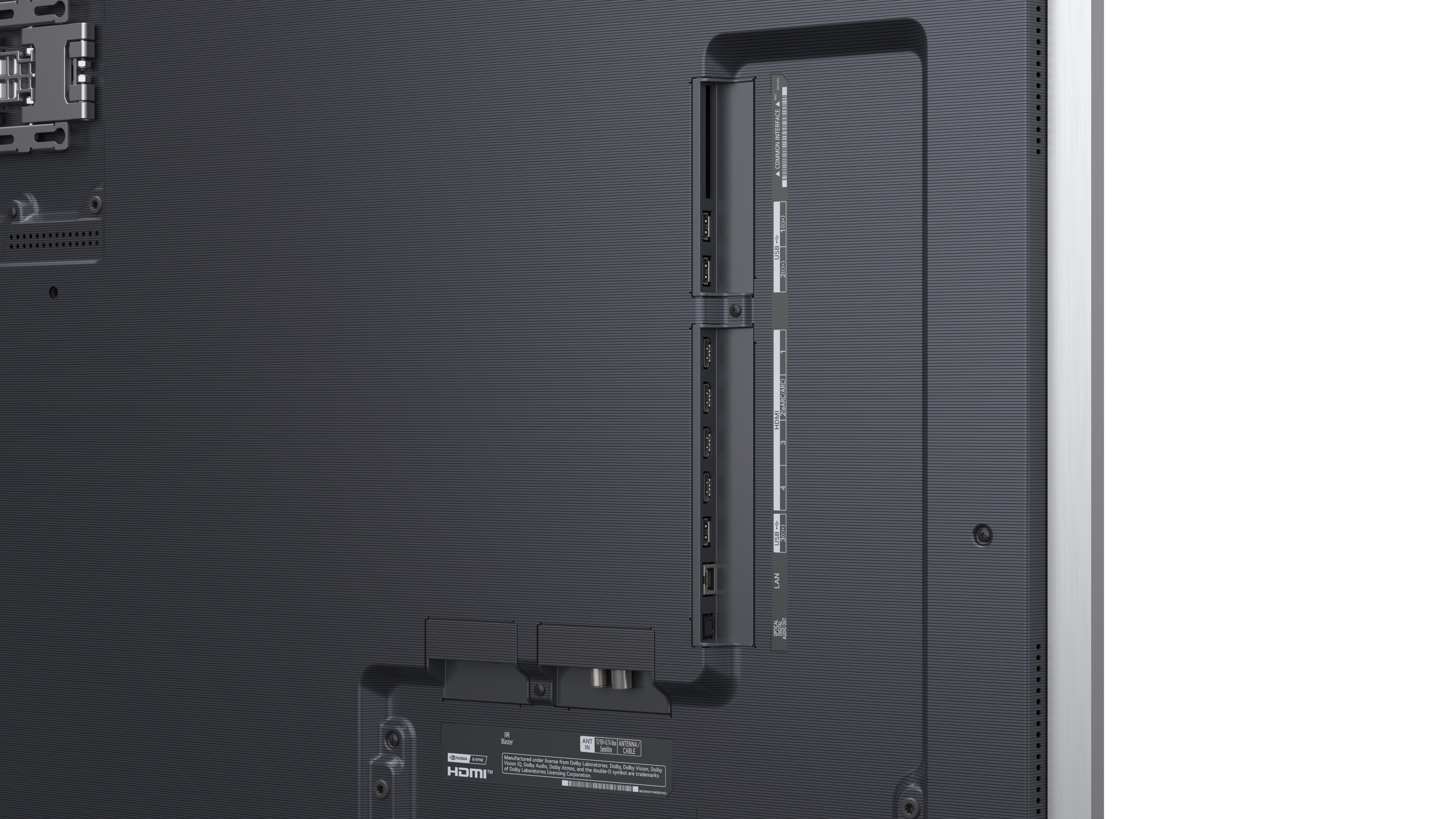 Rückseite eines Fernsehers mit Anschlüssen: HDMI, USB usw. Weißer Hintergrund.