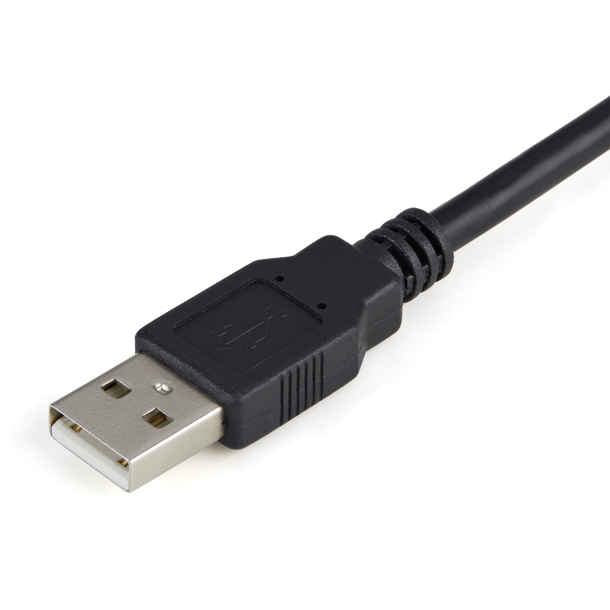 Fekete USB-kábel USB-csatlakozóval. A kábel fehér háttéren van.