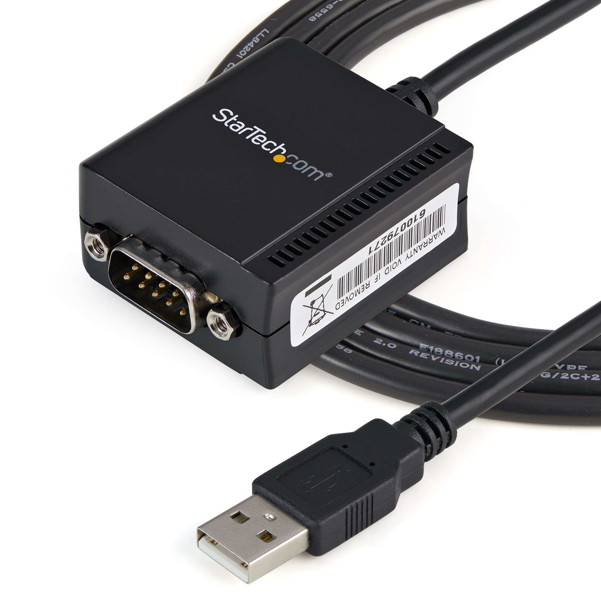 Egy fekete USB-soros adapterkábel USB-csatlakozóval és soros port csatlakozóval. Fehér háttér.