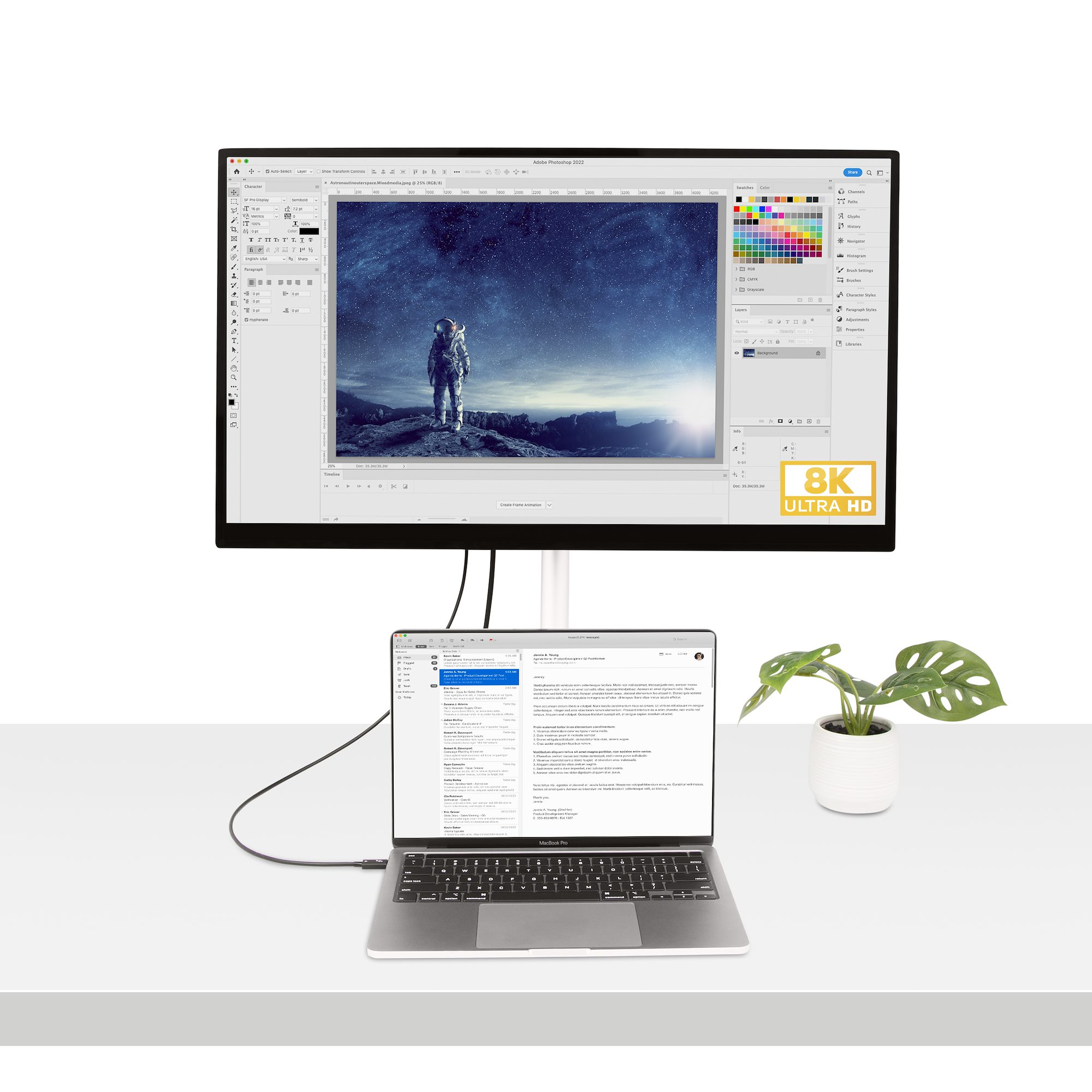 Laptop egy asztronauta képét mutató külső monitorhoz csatlakoztatva.
