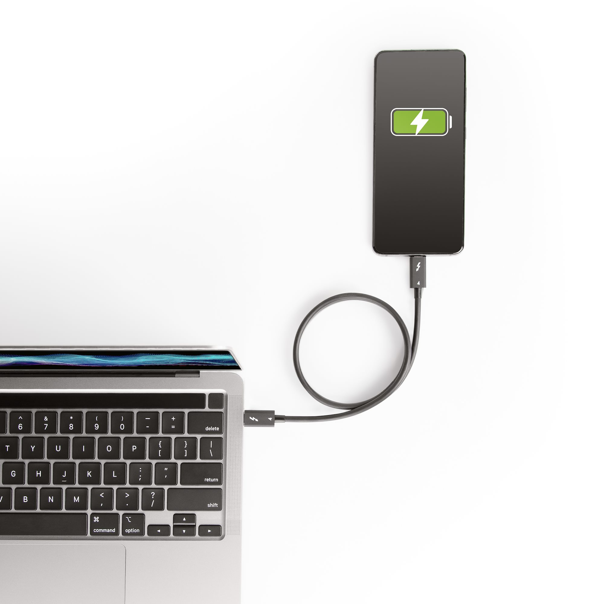 Egy laptop egy telefont tölt USB-C kábellel.