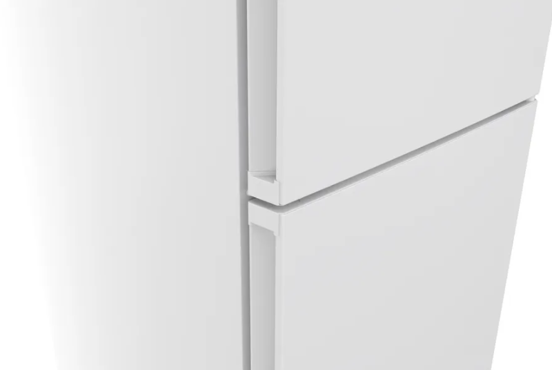 Un refrigerador blanco con las puertas cerradas. El ángulo es de cerca.