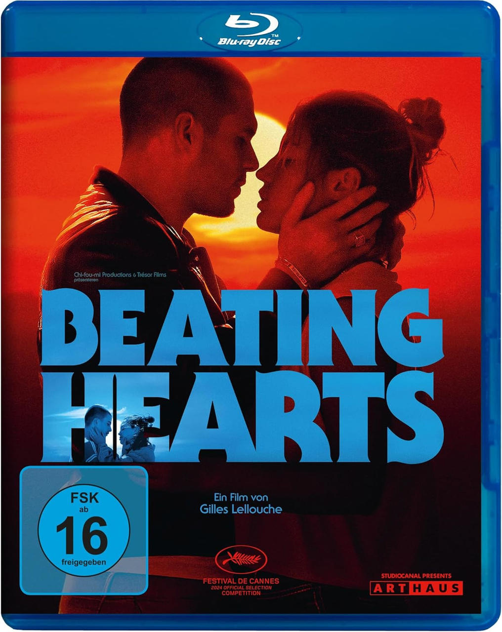 Filmcover: Paar küsst sich, Text 'BEATING HEARTS', blauer Hintergrund, freigegeben ab 16 Jahren.