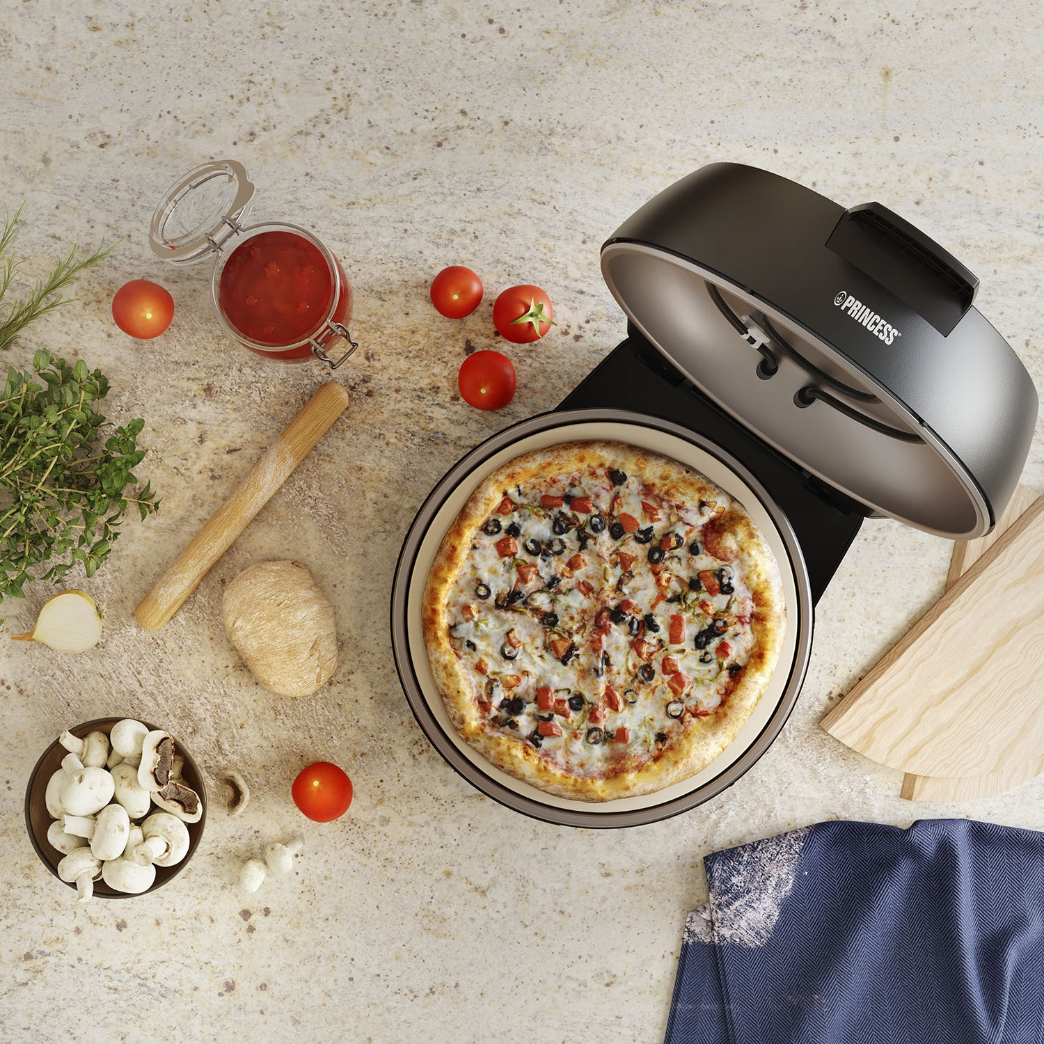 Pizza con condimenti su base di pietra, accompagnata da ingredienti e un forno per pizza.
