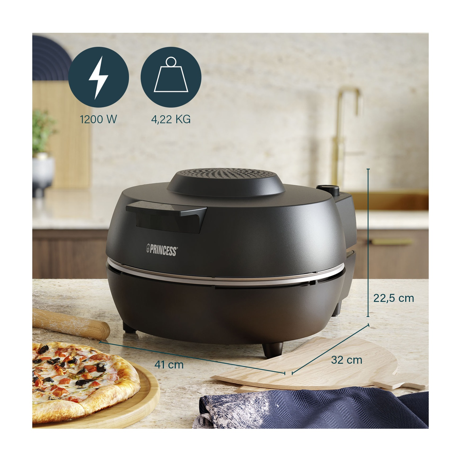 Friggitrice ad aria nera con dimensioni su piano chiaro. Pizza e mattarello a sinistra.