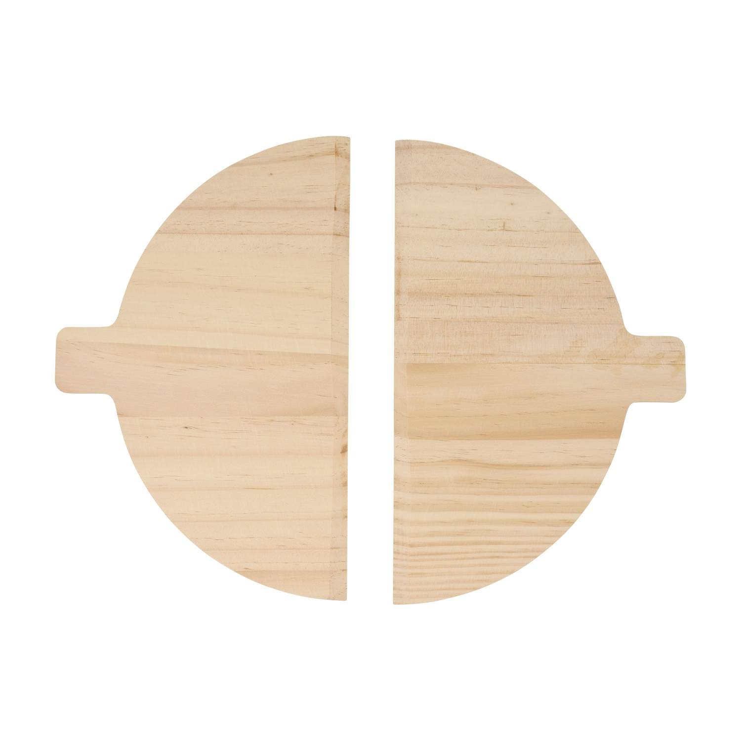 Due metà di un tagliere di legno chiaro.